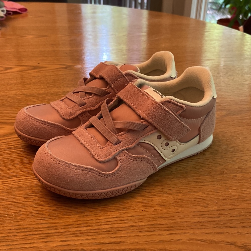 Super Cute pink saucony girls sneakers